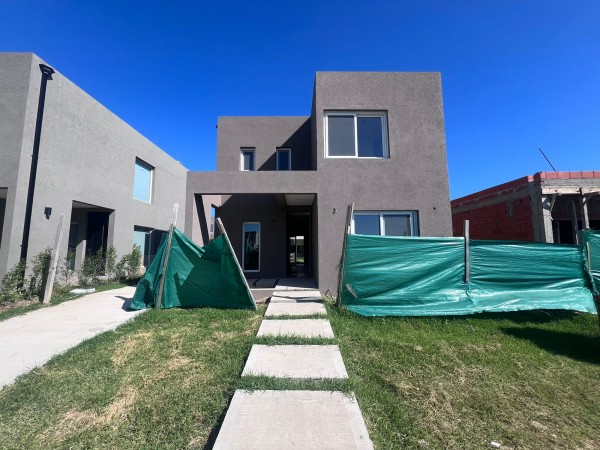 VENTA casa de tres dormitorios Barrio El Aljibe de Manzanares - Pilar Entrega INMEDIATA!!