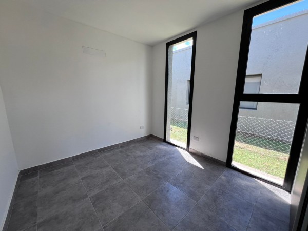 Venta casa a estrenar tres dormitorio amplio jardín y galería en El Aljibe de Manzanares