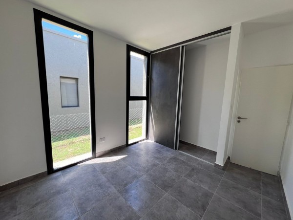 Venta casa a estrenar tres dormitorio amplio jardín y galería en El Aljibe de Manzanares