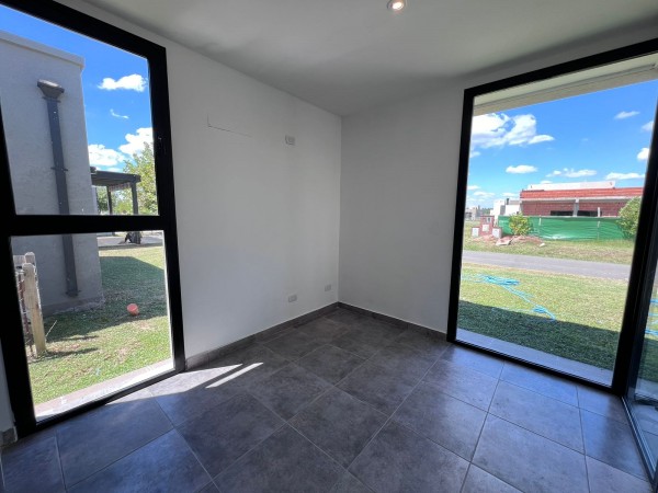 Venta casa a estrenar tres dormitorio amplio jardín y galería en El Aljibe de Manzanares