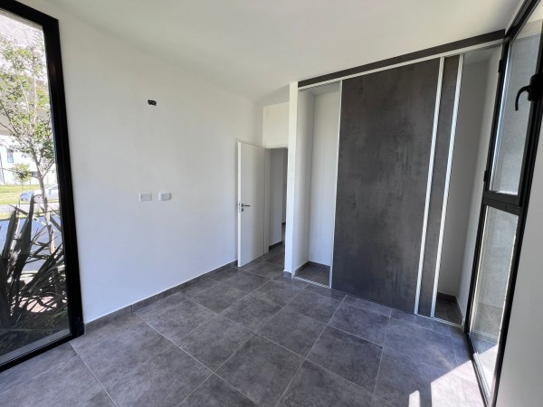 Venta casa a estrenar tres dormitorio amplio jardín y galería en El Aljibe de Manzanares