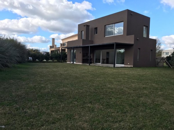 Casa Tres Dorm. Mas Depedencia con Vistas Abiertas en Ayres Plaza, Pilar.