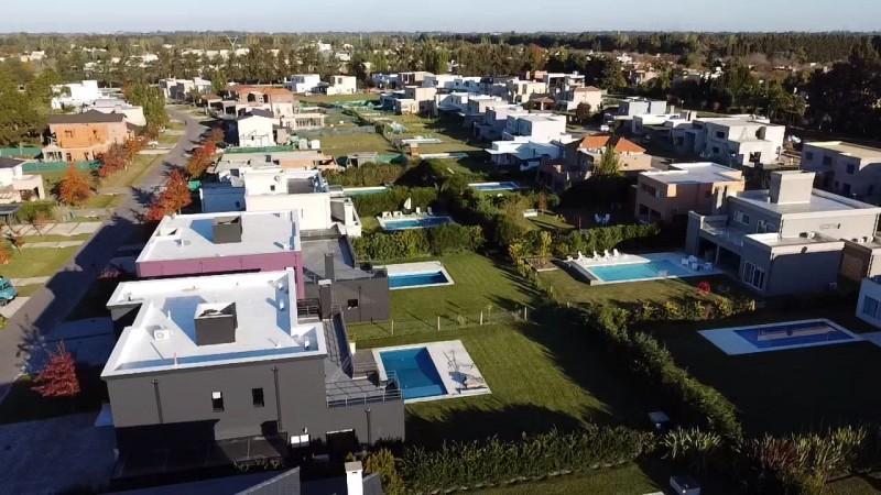 Casa en Venta En Altos de Campo Grande Pilar. 3 Dorm en Suite Pileta Gran Galería y Jardín