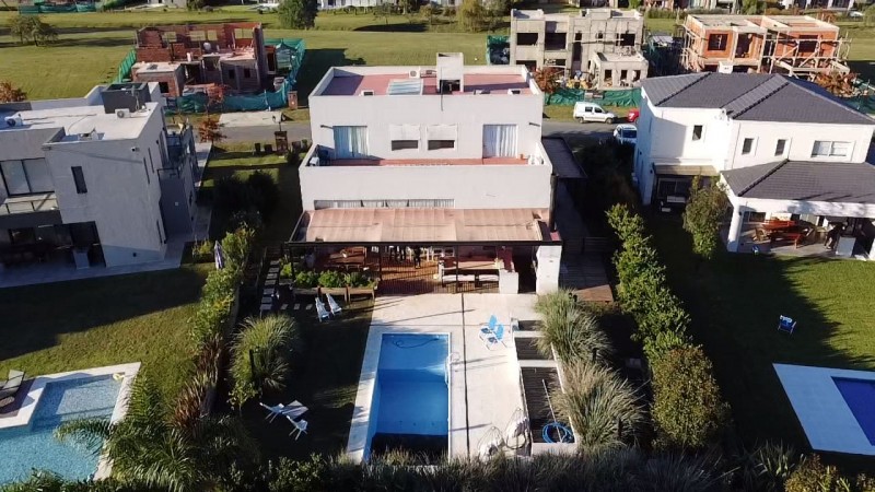 Casa en Venta En Altos de Campo Grande Pilar. 3 Dorm en Suite Pileta Gran Galería y Jardín