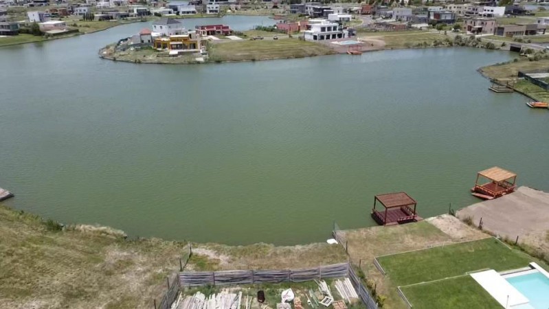 Venta casa a la laguna en San Sebastian - Pilar