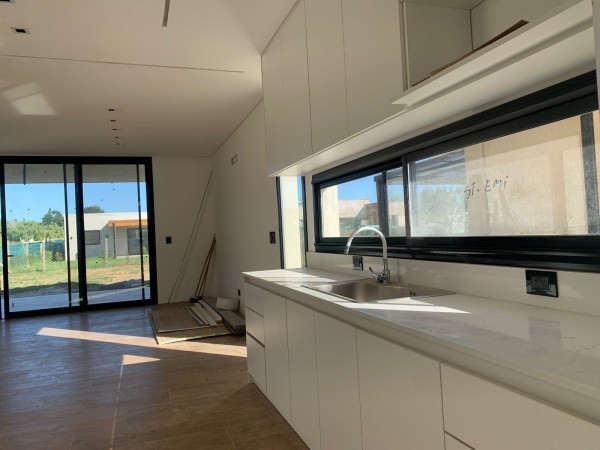 VENTA casa de tres dormitorios en Santa Emilia - Pilar del Este