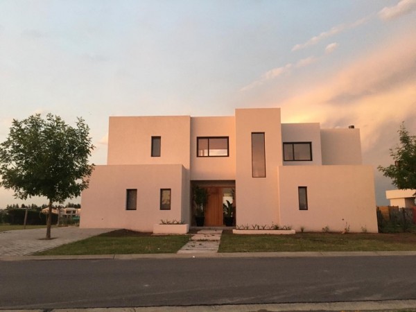 Casa en Venta al lago en Barrio San Gabriel.