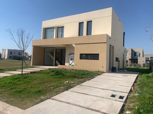 Venta Casa a estrenar 4 amb. Barrio Carpinchos Nordelta