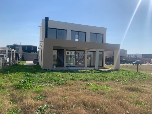 Venta Casa a estrenar 4 amb. Barrio Carpinchos Nordelta