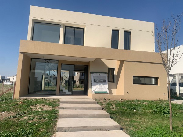 Venta Casa a estrenar 4 amb. Barrio Carpinchos Nordelta