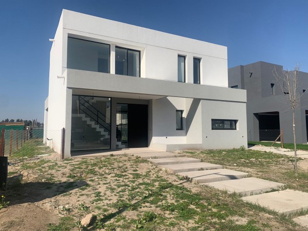 Venta Casa a estrenar 4 amb. Barrio Carpinchos Nordelta