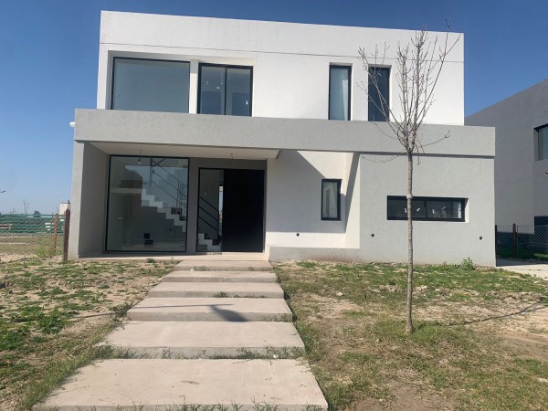 Venta Casa a estrenar 4 amb. Barrio Carpinchos Nordelta