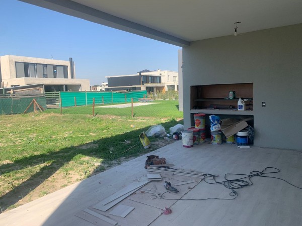 Venta Casa a estrenar 4 amb. Barrio Carpinchos Nordelta