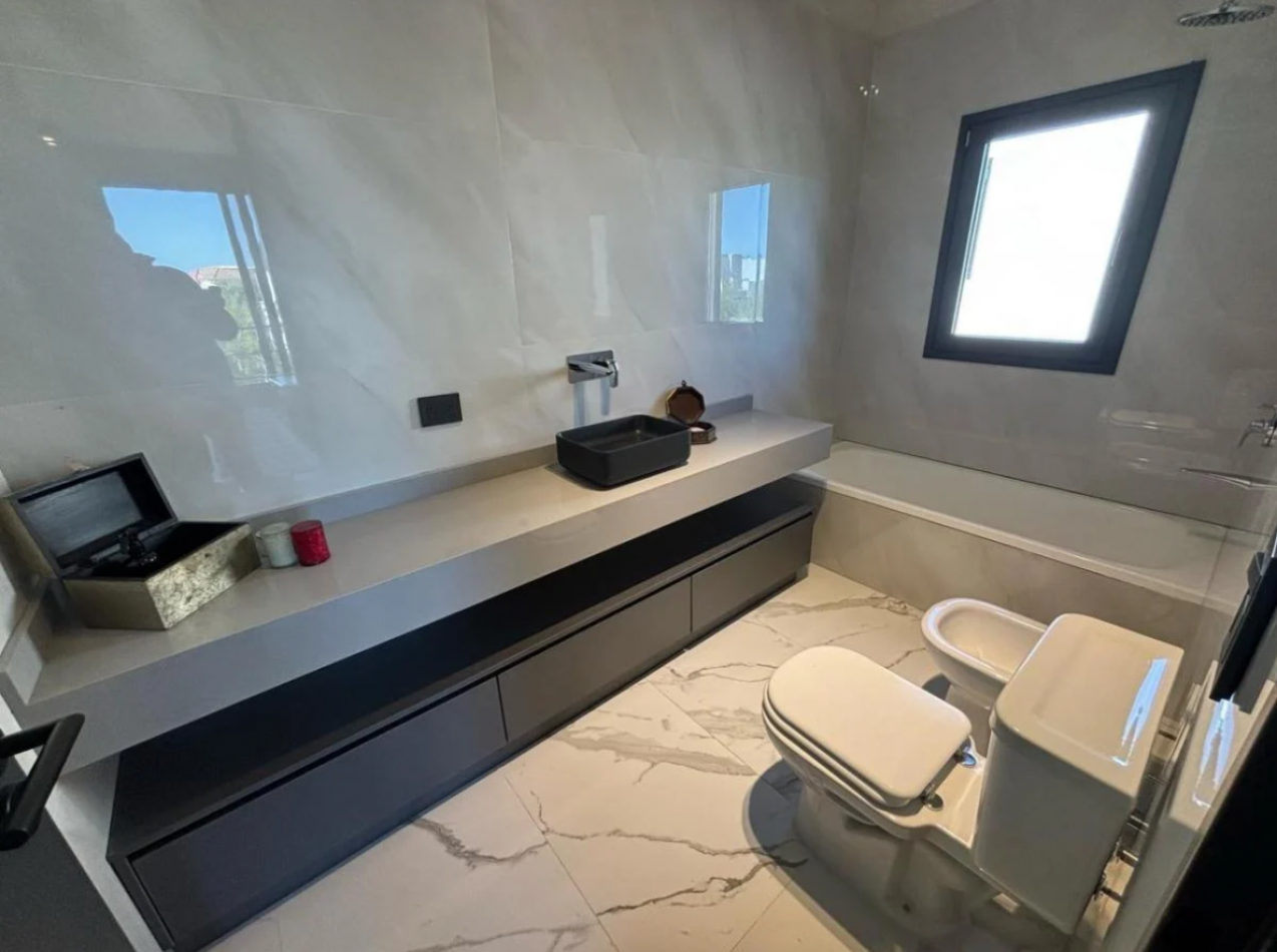 Casa 6 Amb a Estrenar en Venta, Lote Al Lago en Barrio Marinas. Puertos del Lago
