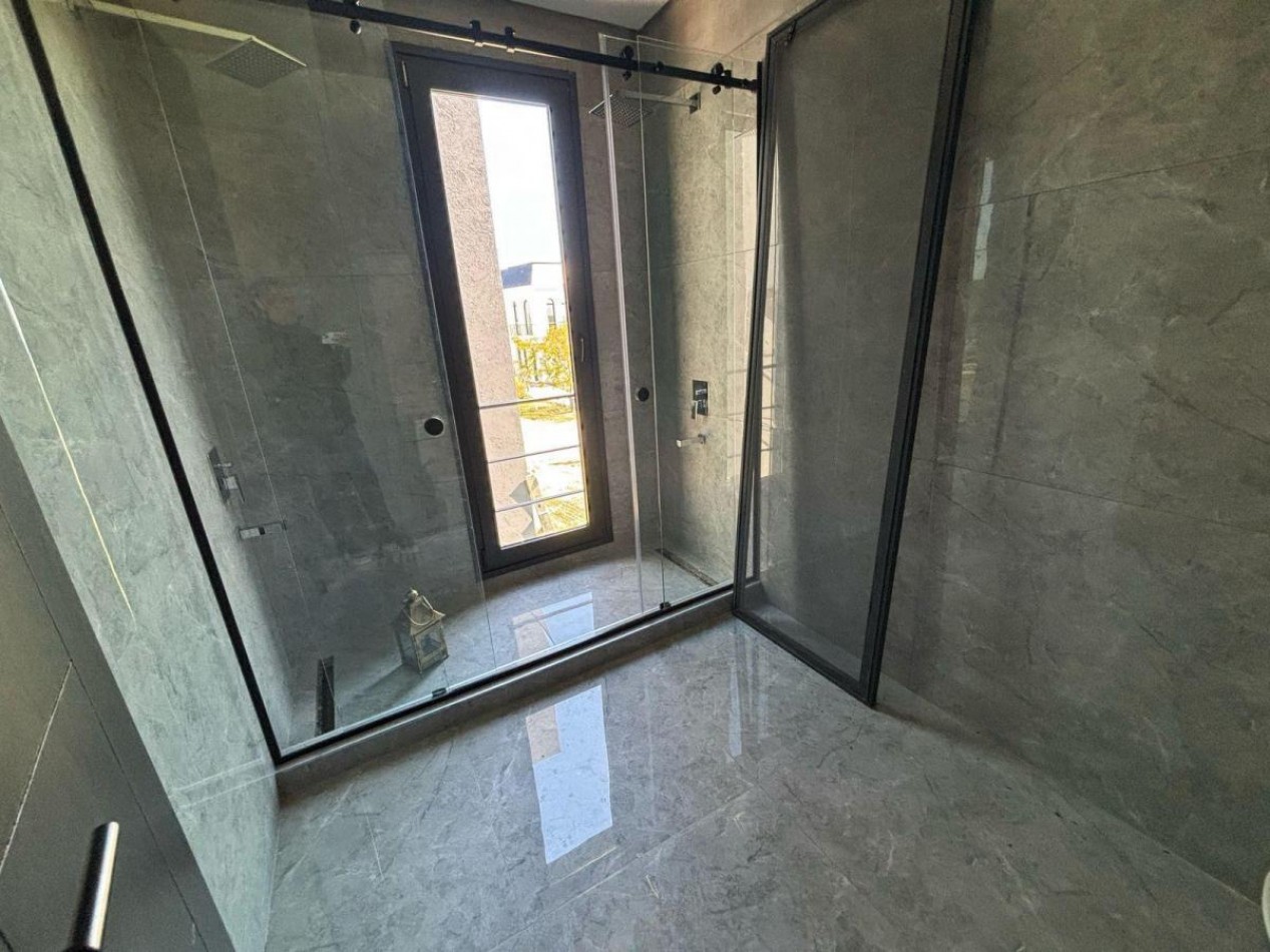 Casa 6 Amb a Estrenar en Venta, Lote Al Lago en Barrio Marinas. Puertos del Lago