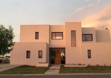 Casa en Venta al lago en Barrio San Gabriel.